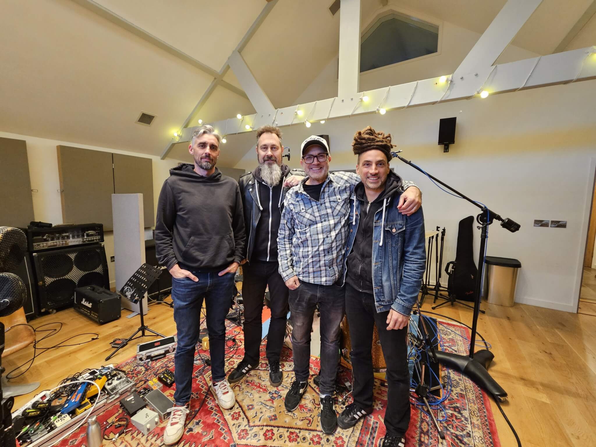 Photo du groupe 7Weeks avec Adrian Bushby aux studios Otterhead, Angleterre en Septembre 2025